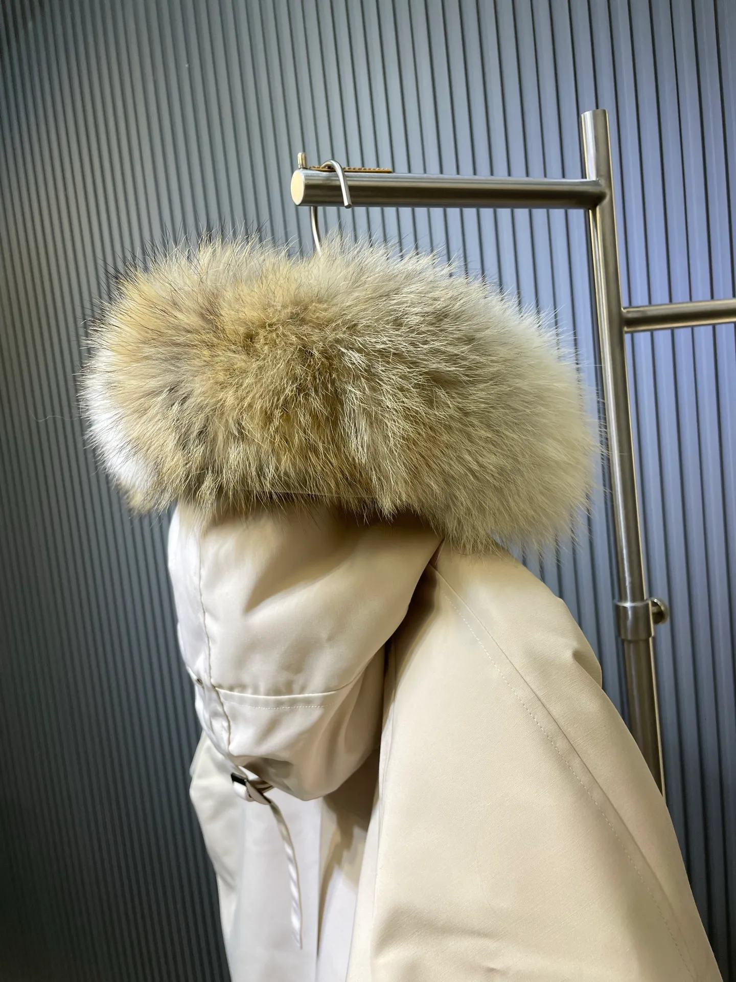 P900 special down Canada Goose Canada Goose #Chilliwack 7999M bomber jacket short down jacket/01 model #女与狠# Genuine synchronous anti-counterfeiting chip sensor! ➖ Imported 21S polyester-cotton blended original fabric [last year’s 16S/18S hard fabrics have been completely eliminated, this year all use 21S genuine synchronous fabrics, the soft mid-strap feels delicate and textured], genuine synchronous Feather-Light 10D waterproof coating fabric, made of 84.5 polyester fiber and 15.5 cotton, 100% the best feel in the entire network! ➖ The genuine official website is synchronized with the national standard 80 white duck down, you can check the official website customer service, there will never be a series of misleading claims such as 90 down or goose down! ➖ Using the best nylon lining with double double-layer sealing design, velvet-proof No. 7 needle + grid-filled down ready-made garments, there is 100% no so-called velvet running! ➖ The cuffs are designed with thickened seamless threads, and the collar and pockets are lined with top-quality polar fleece to keep you warm and comfortable! ➖ Yoshida YKK provides original custom-made electroplated sliders. YKK two-way lockable zippers are tight and smooth and will not peel off paint! ➖ 3M composite guarantees that the Velcro is the same as the original, durable, and all accessories and hardware are custom-made! ➖ Imported BEHRINGER embroidery machine to customize the 10,000-needle embroidery logo, 98% of which can be reproduced to restore the original logo. You can check and compare on the official website! ➖ The fur collars are all made of large pieces of Western Canadian blue wolf hide, ensuring that each fur collar is 13-15cm wide!   Size:XS-XXL